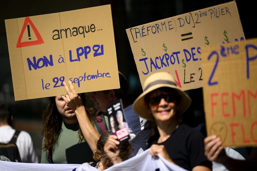 Le comite unitaire vaudois contre la revision de la prevoyance professionnelle (NON a LPP 21) manifeste lors d&#039;une action de lancement de la campagne vaudoise devant l&#039;agence generale de l&# ...