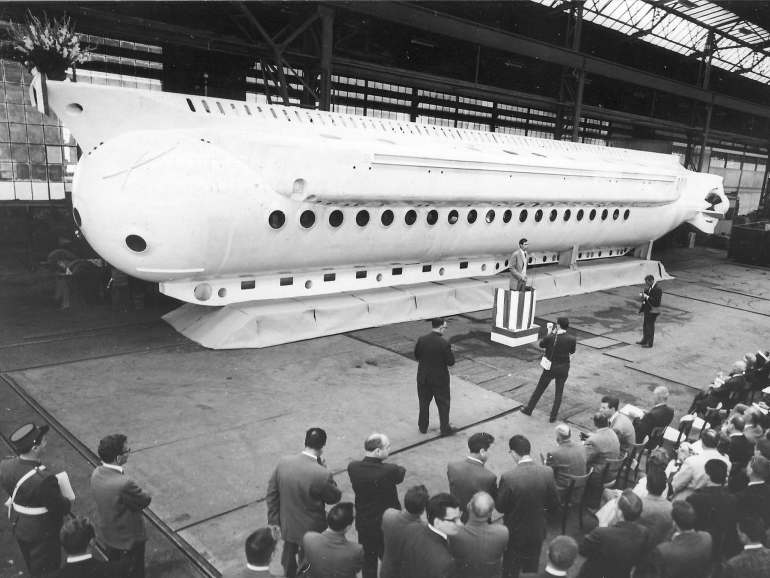 Jacques Piccard présente au public le sous-marin «mésoscaphe» dans les ateliers de l’usine Giovanola Frères à Monthey, 26.8.1963.