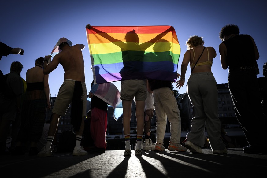 Des manifestants prennent part a une marche des fiertes queer, anticapitaliste, antiraciste et revolutionnaire pour une meilleure representation des communautes LGBTQIA+ organisee par l?association