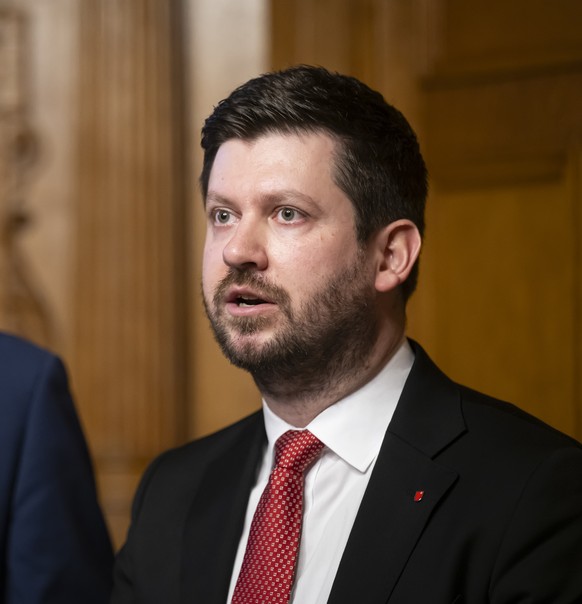 Dominik Blunschy, Nationalrat Die Mitte-SZ, rechts, spricht neben Adrian Wuethrich, Praesident Travail.Suisse, links, waehrend einem Point de Presse zur Ankuendigung der Familienzeit-Initiative, am Do ...