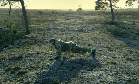 Sur l&#039;île de Gotland, les militaires font du sport pour rester au chaud.