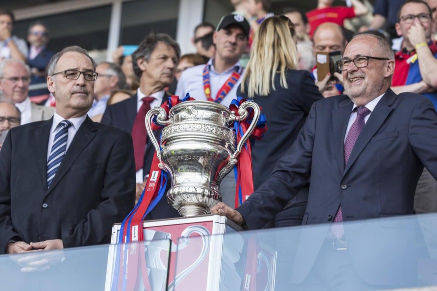 Le trophée de la Coupe de Suisse ici en 2017, avec le conseiller fédéral Guy Parmelin (à gauche) et l'ancien président de l'Association suisse de football, Peter Gillieron.