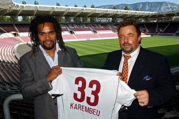 Swiss soccer club Servette&#039;s new player Christian Karembeu, left, former Olympiacos, Real Madrid, Nantes and French International defender, poses for the photographers with his new jersey togethe ...