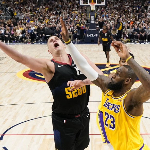 Jokic (à gauche) et les Nuggets mènent 3-0 face aux Lakers de LeBron James
