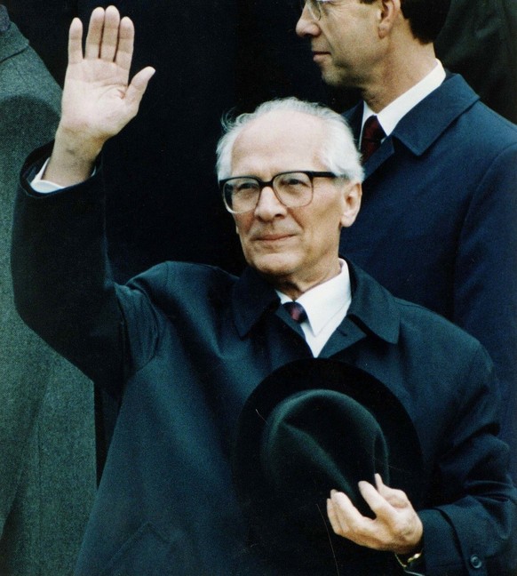 DDR Partei- und Staatschef Erich Honecker winkt in die Menge, undatierte Aufnahme. (KEYSTONE/AP Photo/Str)