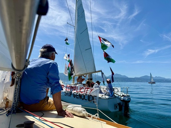 A Genève, une vingtaine de bateaux ont navigué samedi à la mi-journée sur le Léman en soutien à Gaza, en marge du sommet du G7 à Evian. A côté des voiles flottaient plusieurs dizaines de drapeaux pale ...