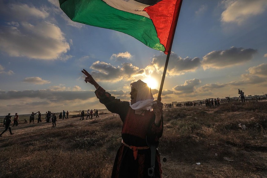 Une Palestinienne tenant le drapeau de son pays, lors des derniers affrontements à Gaza.