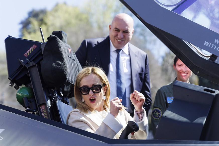 Giorgia Meloni dans le cockpit d&#039;un avion de militaire, à l&#039;occasion des célébrations du 100e anniversaire de l&#039;armée de l&#039;air italienne.