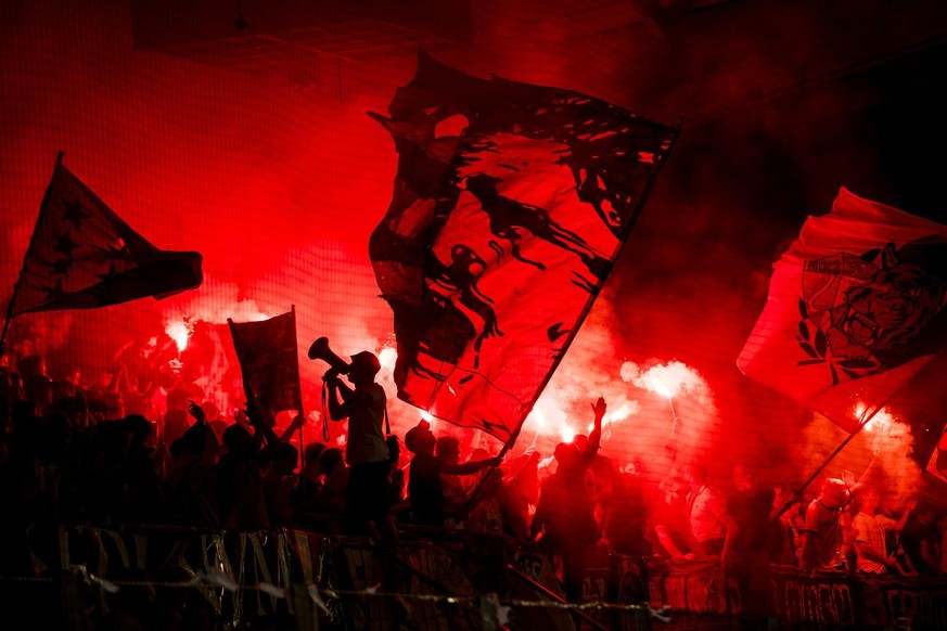 Les supporters valaisans allument des fumigenes, lors de la rencontre de football de Super League entre le FC Sion et le FC Lausanne-Sport, LS, ce samedi 6 aout 2016 au stade de Tourbillon a Sion. (KE ...