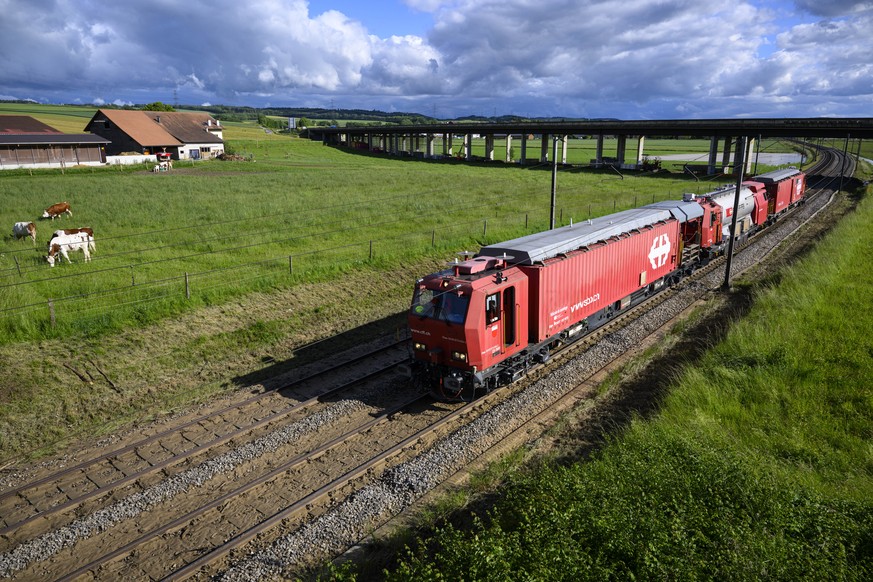 Des employes de CFF s'affairent a retablir la circulation des train en nettoyant les voies de la boue a l'aide du train d'extinction et de sauvetage des CFF ce jeudi 30 mai 2024 a Chavo ...