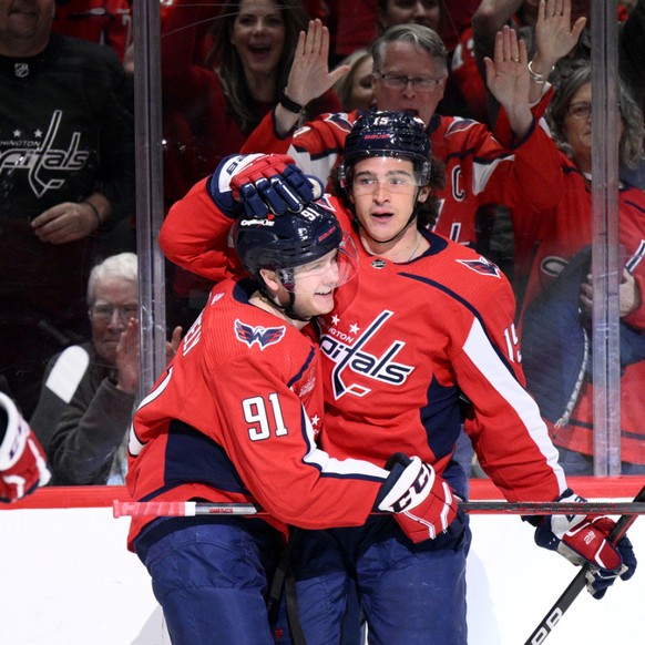 Sonny Milano (à droite, sous le maillot des Capitals) débarque à Berne