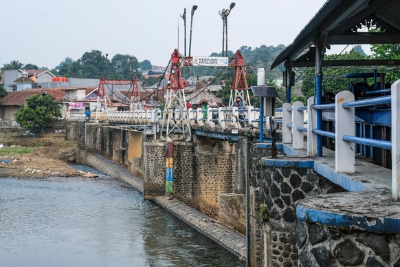 This picture taken on August 6, 2026 shows the water level gauge at Katulampa floodgate (colored green-blue-yellow-red) fully visible as the water level drops in part due to the impact of El Nino, in  ...