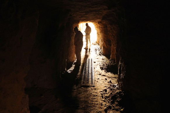 Cette photo prise le 11 septembre 2025 montre un tunnel construit par les troupes néo-zélandaises sous Bloody Ridge pendant la Seconde Guerre mondiale pour échapper aux bombardements des pilotes japon ...