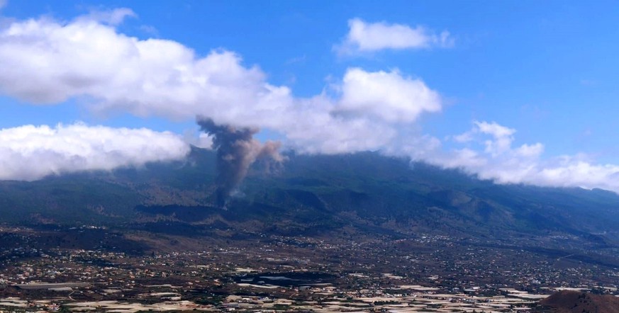 epa09476562 A handout photo made available by the Emergency Services 112 of the Canary islands shows smoke rising to the sky from the volcanic eruption in El Paso, La Palma, Canary islands, Spain, 19  ...