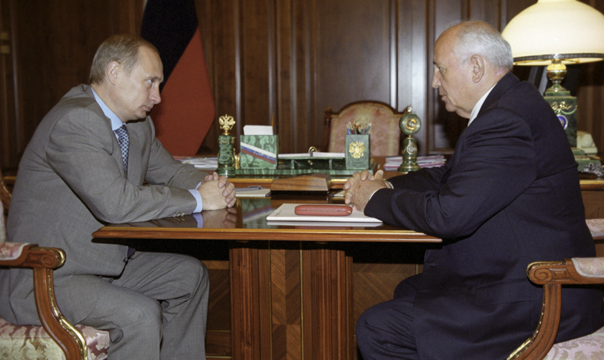 Vladimir Poutine et Mikhaïl Gorbatchev, en août 2000. Cinq mois plus tôt, Poutine était élu président de la Fédération de Russie. Son premier mandat.