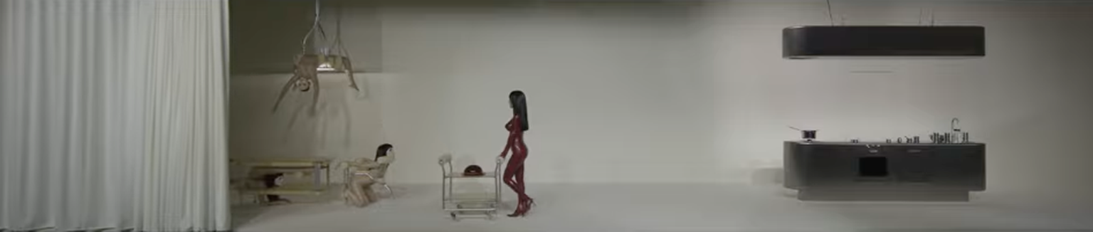 Au bout de la dixième minute, Bianca Censori se dirige en direction d'une autre pièce.