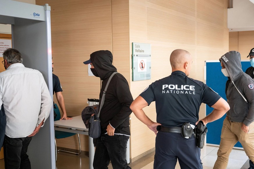 Les accusés entrant dans la salle d'audience lors du procès à Avignon.