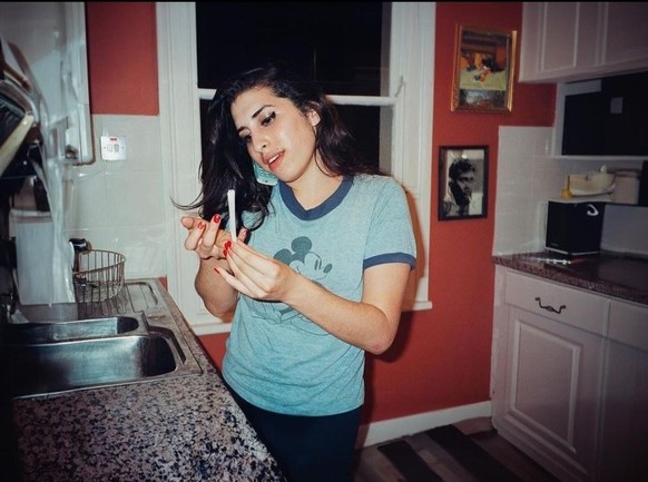 Amy, en 2002, avant que le succès et les déboires qui lui brûlent les ailes.
