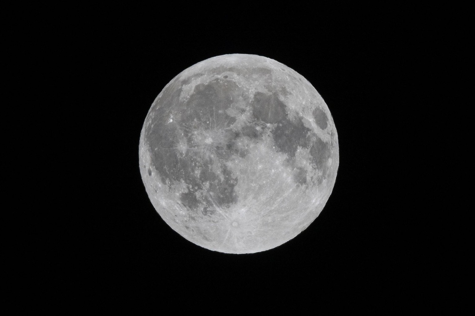 La lune pendant une éclipse, vue d&#039;Andratx, Majorque, Espagne, au début du 16 mai 2022.