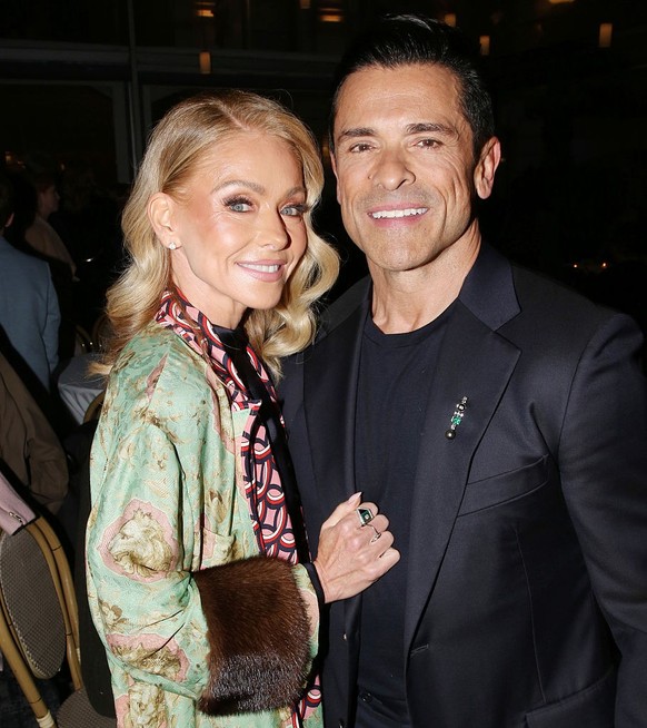 WASHINGTON, DC - APRIL 28:U.S. President Donald Trump and First Lady Melania Trump pose on the balcony of the White House during a state arrival ceremony on the South Lawn of the White House on day tw ...