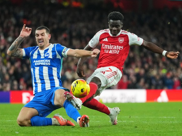 Bukayo Saka (à droite) et Arsenal restent en tête du championnat d'Angleterre.