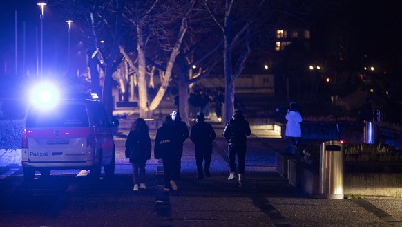 Die Polizei ist unterwegs an der Seepromenade in der Neujahrsnacht in Zuerich, aufgenommen am Donnerstag, 31. Dezember 2020. (KEYSTONE/Alexandra Wey)