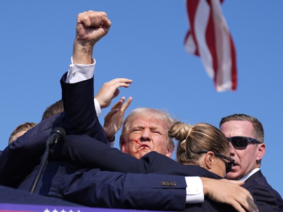 Donald Trump a lev� le poing lors de son �vacuation � Butler.