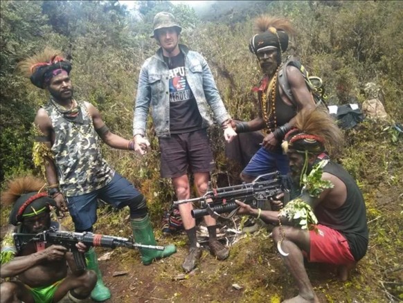 Les rebelles ont publié des photos de Phillip Mehrtens, le Néo-Zélandais maintenu en otage depuis sept jours.