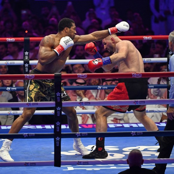 Anthony Joshua (à gauche) a préparé idéalement le choc prévu face à Tyson Fury en battant Kristian Prenga (à droite)