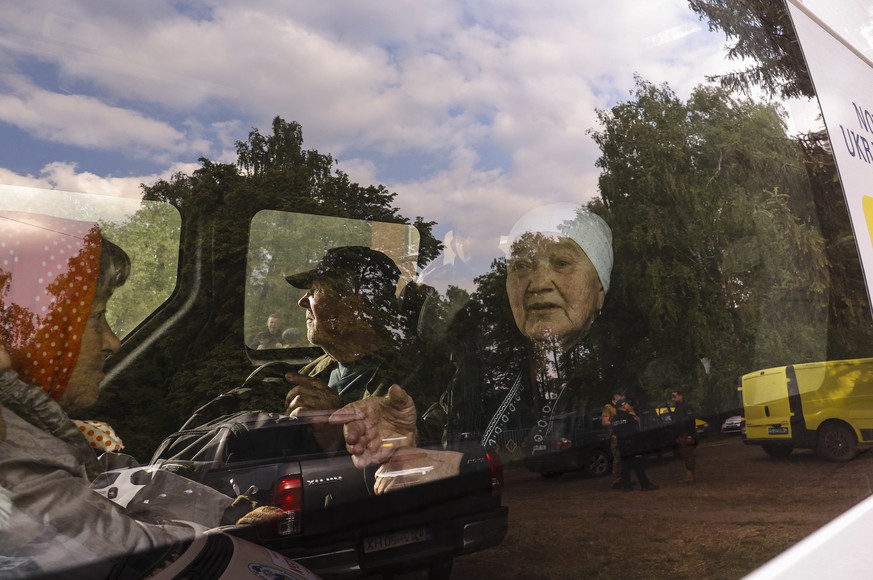 epaselect epa11335901 Local people in a bus are evacuated from territories bordering Russia, on the outskirts of Vovchansk, Kharkiv region, northeastern Ukraine, 12 May 2024, amid the Russian invasion ...