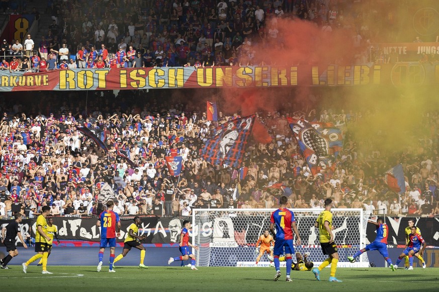 Zuschauer verfolgen das Super League Spiel zwischen dem FC Basel und dem BSC Young Boys Bern, am Sonntag, 7. August 2022 im Stadion St. Jakob-Park in Basel. (KEYSTONE/Peter Klaunzer)