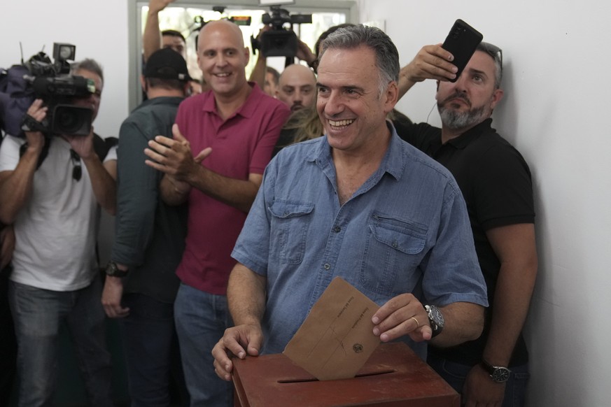 Yamandu Orsi, presidential candidate from the Frente Amplio (Broad Front), votes in the presidential run-off election in Canelones, Uruguay, Sunday, Nov. 24, 2024. (AP Photo/Matilde Campodonico)