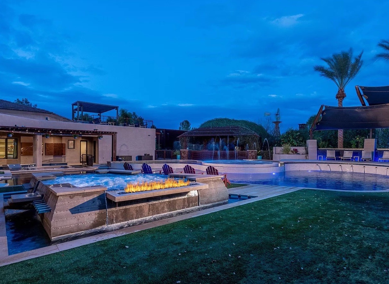 Crazy Villa in Gilbert Arizonafür 20 millionen dollar https://www.zillow.com/homedetails/21423-S-147th-St-Gilbert-AZ-85298/59261224_zpid/