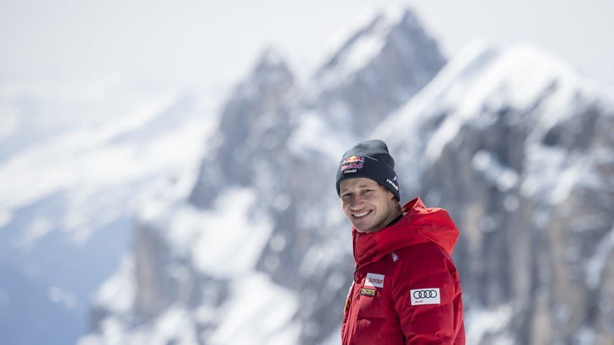 Der Schweizer Skirennfahrer Marco Odermatt posiert an einem Sponsoren Photoshooting Tag auf dem Titlis oberhalb von Engelberg am Dienstag, 12. April 2022. (KEYSTONE/Urs Flueeler)