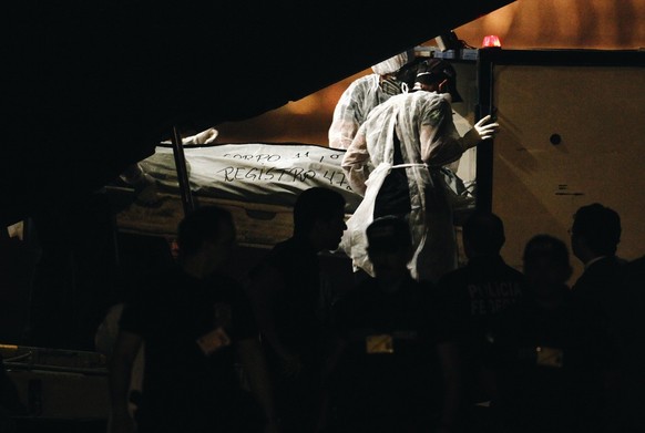 Members of the Brazilian legal police carry a body recovered from the ocean during search operations of the missing Air France flight 447 at Recife&#039;s airport, Brazil, Wednesday, June 10, 2009. Ac ...