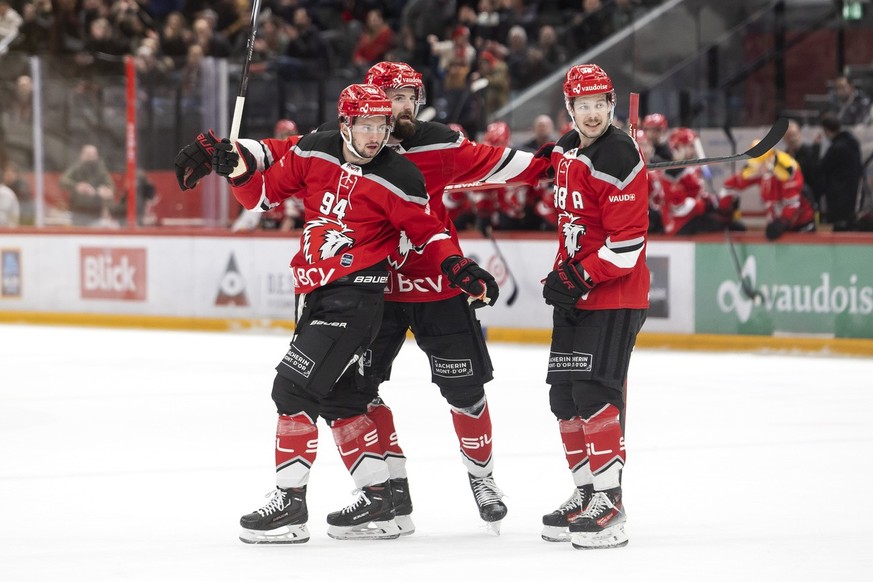 La joie de l&#039;attaquant lausannois Tim Bozon (buteur), gauche, le defenseur lausannois Fabian Heldner, centre et le defenseur lausannois Lukas Frick, droite, lors du match du championnat suisse de ...