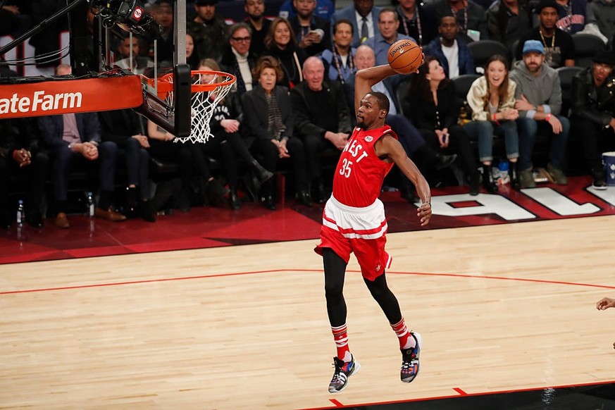 TORONTO, ON - FEBRUARY 14: Western Conference Oklahoma City Thunder Kevin Durant goes for the jam in his game against the Eastern Conference during the NBA all-star game in Toronto, Ontario. Toronto S ...