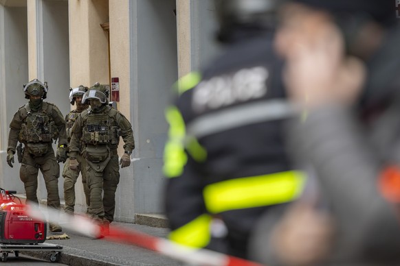 Des membres du groupe d&#039;intervention de la policier preparent l&#039;evacuation des personnes retranchees dans le batiment de l&#039;EVAM, ce mardi 10 decembre 2024 a Lausanne. Une operation de p ...