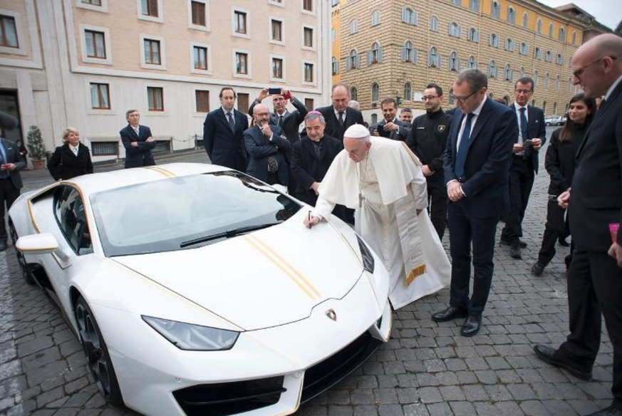 Voici la Lamborghini Huracan Papamobile. Le Pape n'a pas roulé dans cette sportive immaculée, il l'a juste dédicacée, en 2018.