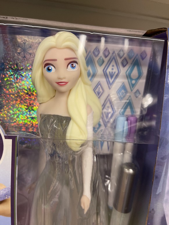 Creepy Spielzeug: Elsa mit komischem Blick