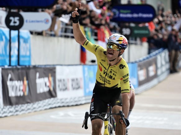 La joie de Wout van Aert, qui a gagné Paris-Roubaix en devançant au sprint Tadej Pogacar