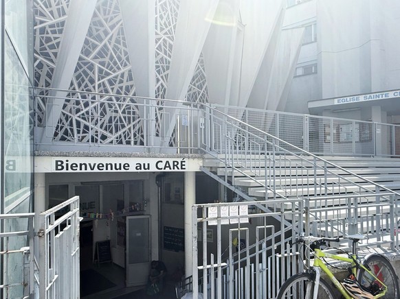 Dans les locaux du Caré, la température grimpe vite durant la canicule et pèse sur les bénéficiaires comme sur les travailleurs sociaux