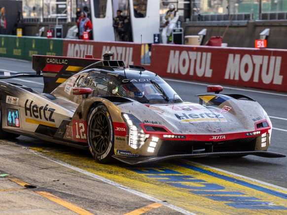 La Cadillac du Genevois Louis Deletraz mène la danse aux 24h du Mans après 17 heures de course.