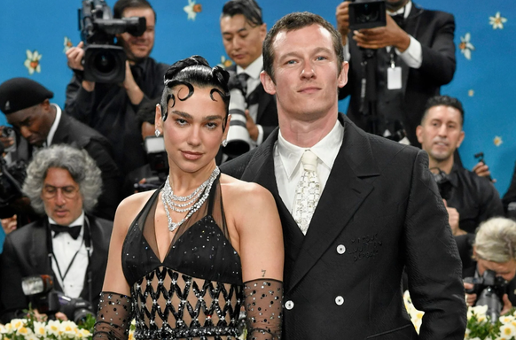 La célèbre chanteuse Dua Lipa et son fiancé, Callum Turner. Oui, pour l'instant, elle est plus connue que lui.