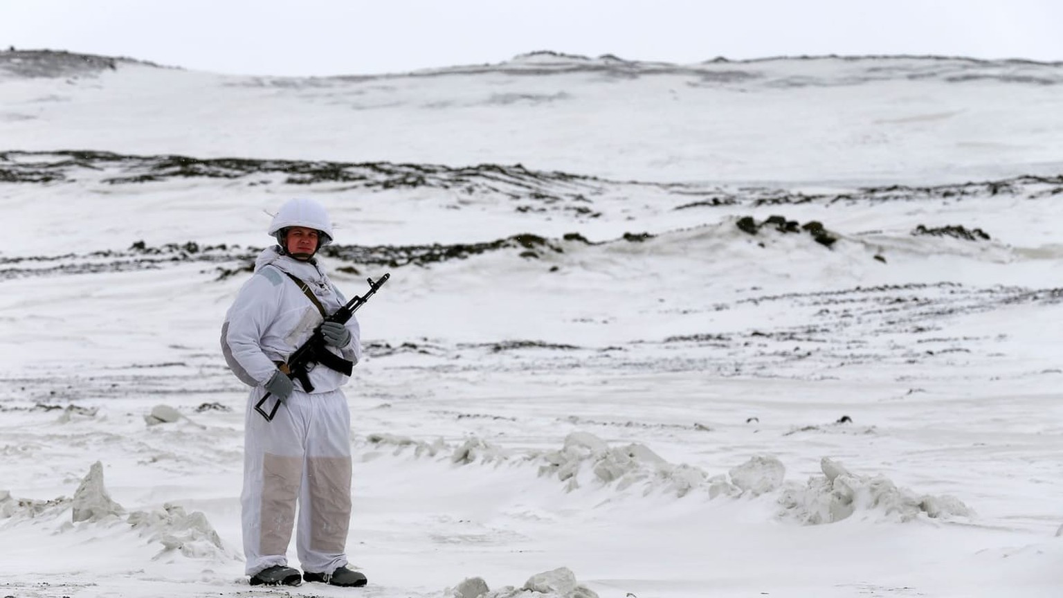Un soldat russe monte la garde près de la base russe de Rogachevo