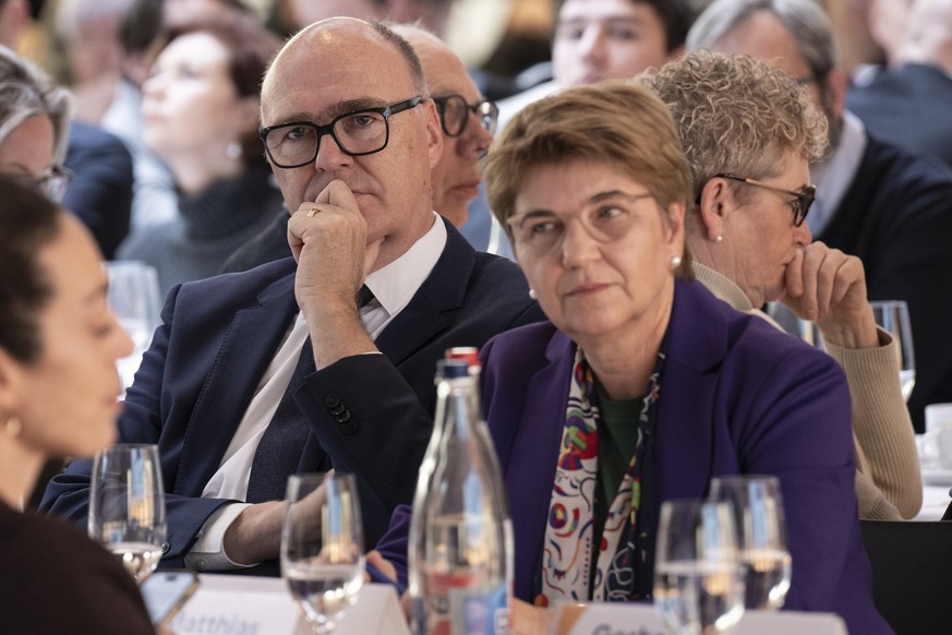 Bundesratskandidat und Regierungsrat Martin Pfister, Mitte-ZG, links, und Bundesraetin Viola Amherd verfolgen eine Rede an der Delegiertenversammlung der Mitte Partei, am Samstag, 22. Februar 2025, in ...