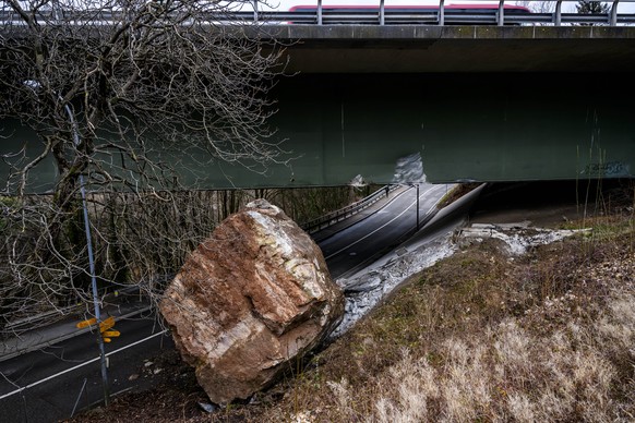 Un bloc de roche est visible devant l&#039;autoroute A9 le vendredi 2 fevrier 2024 a Corsier-sur-Vevey. Un important eboulement s&#039;est produit vendredi matin a Corsier-sur-Vevey. Aucune personne n ...