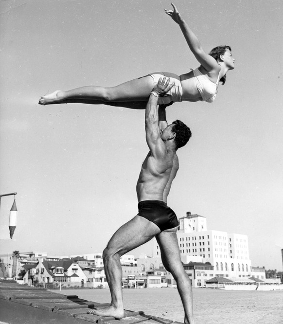 Bildnummer 60104476 Datum 01011900 Copyright imagoUnited Archives International Couple exercising on the beach kbdig 1900 quadrat 50s 1950s 1950 s 50 s fifties Acrobatics Beach Bodybuilder Bodybuildin ...