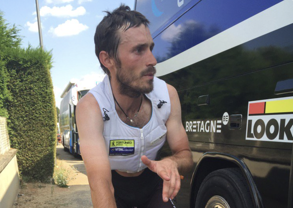 Certains cyclistes sont obligés de se munir de gilets réfrigérants à l'arrivée de certaines étapes.