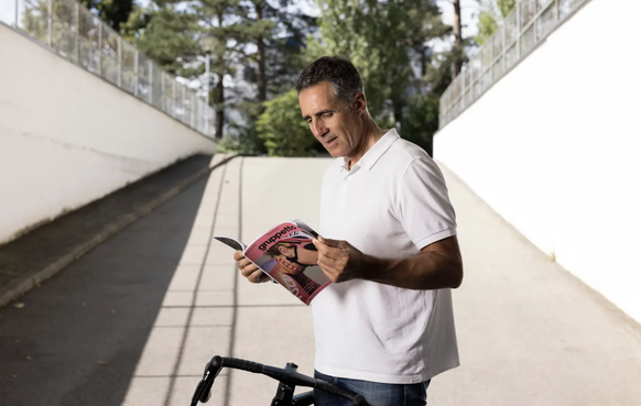 Miguel Indurain lisant le «Gruppetto»: notre interview a été réalisée en collaboration avec le nouveau magazine suisse des cyclistes.